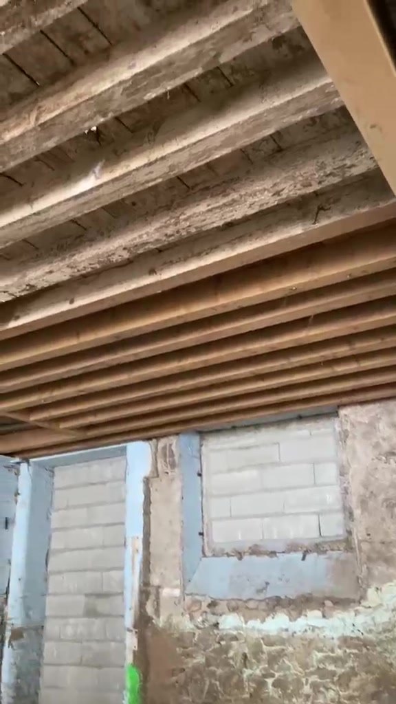 Charpente : le bois gris et encrassé avant intervention